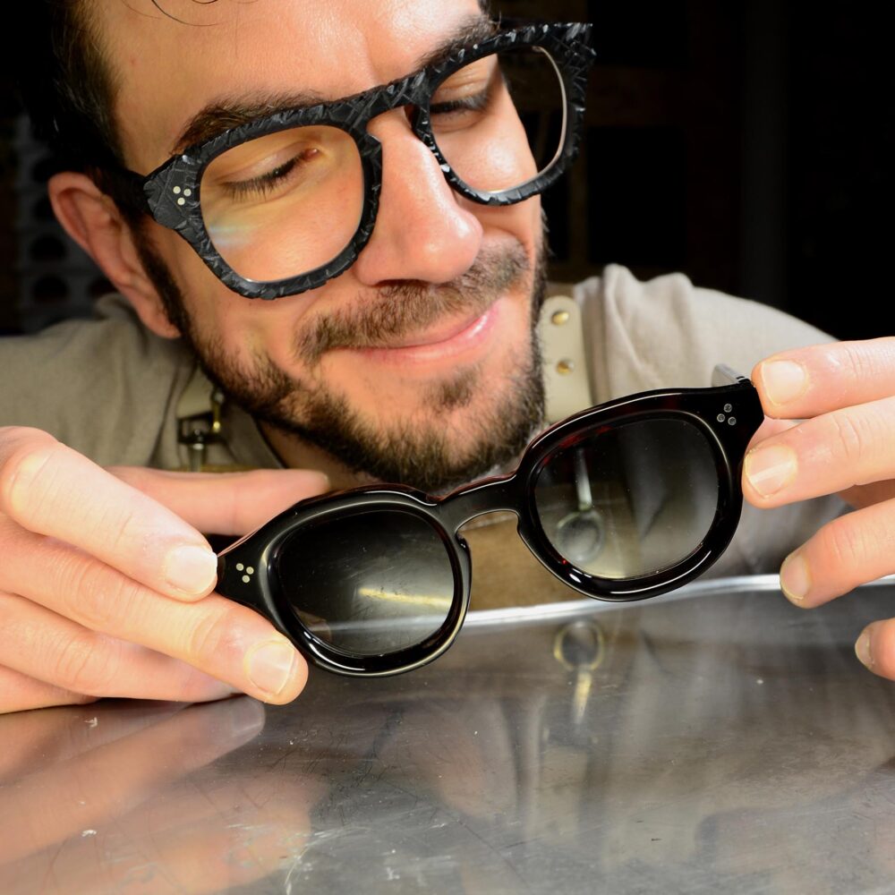 001 San Marco l'occhiale elegante raffinato di stile su misura di Occhiali Sartoriali. Per farsi notare un occhiale spesso e bold adatto ad un viso grande o viso piccolo