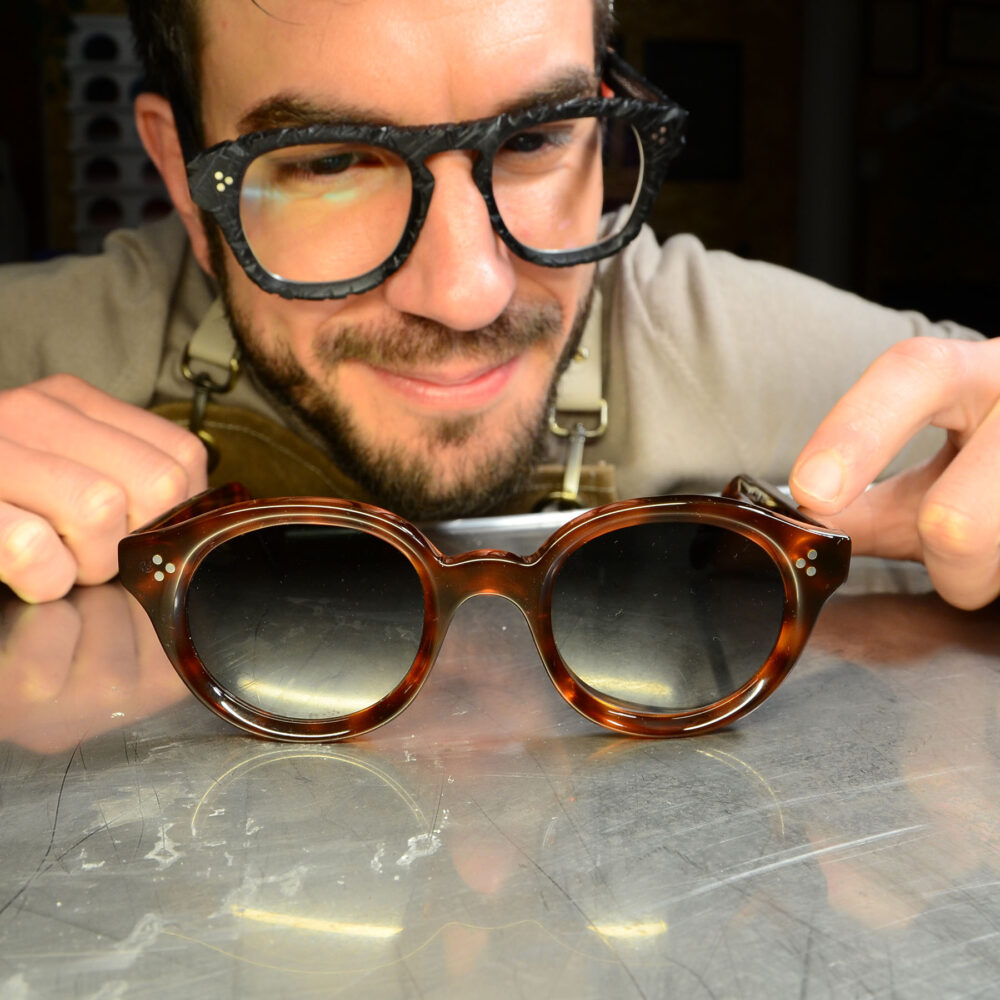 Occhiali Sartoriali si ispira a Le Corbusier per la creazione degli occhiali Corbusier personalizzabile online e realizzato nel negozio di Padova a mano