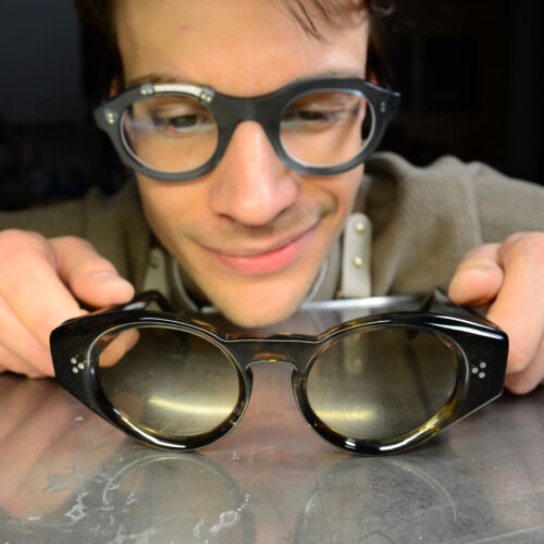 Occhiali Sartoriali si ispira ad Aristotele Onassis per la creazione dell'occhiale artigianale Onassis personalizzabile online e realizzato nel negozio di Padova a mano