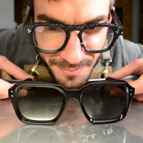 Bob è un occhiale fatto a mano da vista e da sole con lenti rettangolari squadrate grandi spesso importante elegante di stile di design ricercato, realizzato a mano nel nostro laboratorio di Occhiali Sartoriali a Padova