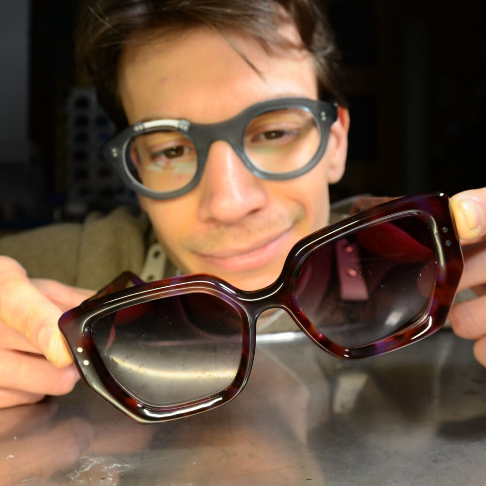 occhiali da donna Iris realizzato a mano in modo artigianale su misura nel laboratorio di Padova di Occhiali Sartoriali occhiali eleganti femminili grandi con lente grande da sole e da vista