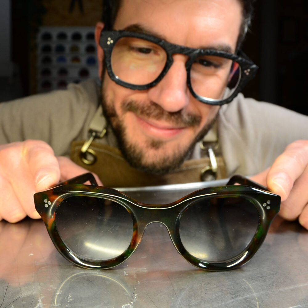 Occhiali Sartoriali si ispira ad Andy Warhol per la creazione degli occhiali Andy da vista e da sole è un occhiale vintage elegante realizzati in modo artigianale e personalizzabile online realizzato nel negozio di Padova a mano