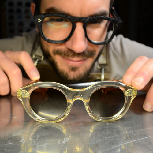 Occhiali Sartoriali si ispira agli occhiali di Steve Jobs per la creazione degli occhiali Steve da vista e da sole sono occhiali vintage eleganti realizzati in modo artigianale e personalizzabile online realizzato nel negozio di Padova a mano