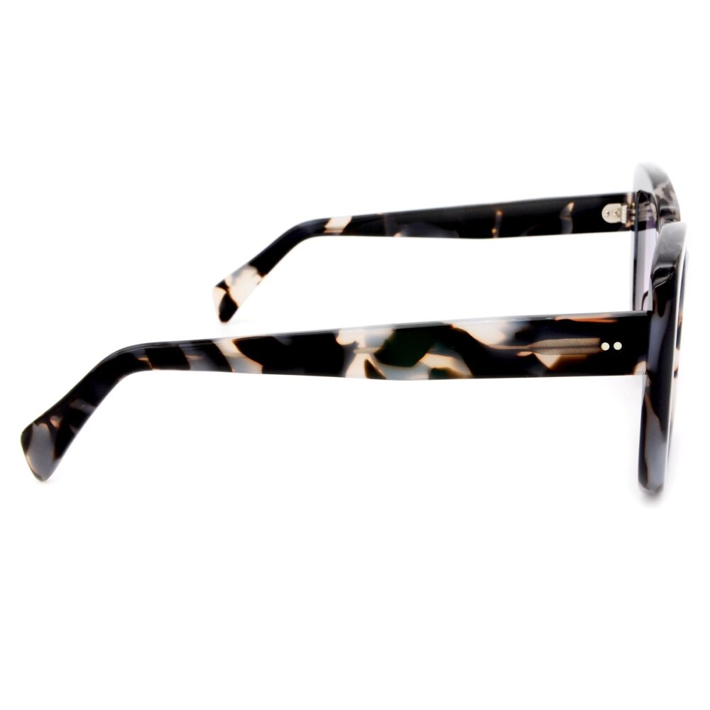 Occhiali Sartoriali si ispira agli occhiali di oprah winfrey per la creazione degli occhiali Oprah da vista e da sole sono occhiali da donna squadrati a farfalla eleganti realizzati in modo artigianale e personalizzabile online realizzato nel negozio di Padova a mano