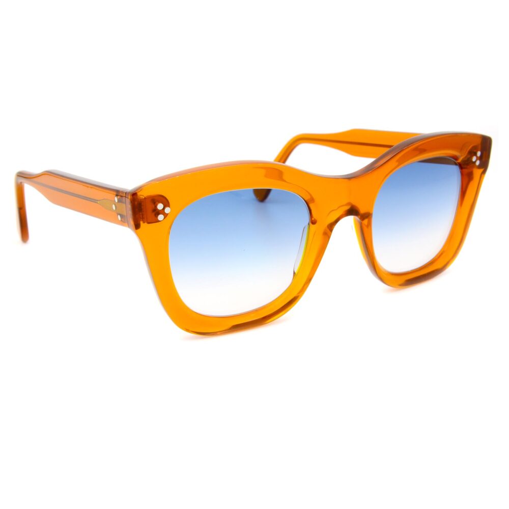 Occhiali Sartoriali si ispira agli occhiali di Audrey Hepburn per la creazione degli occhiali squadrati Audrey da vista e da sole è un occhiale squadrato occhiali squadrati da donna eleganti realizzati in modo artigianale e personalizzabile online realizzato nel negozio di Padova a mano