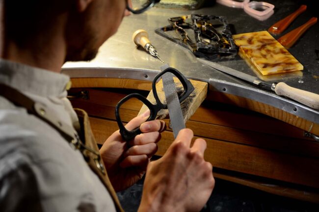 occhiali sartoriali (2) Occhiali Sartoriali sta realizzando occhiale su misura artigianale da vista e da sole personalizzabile online fatto a mano 100% made in Italy nel negozio a Padova