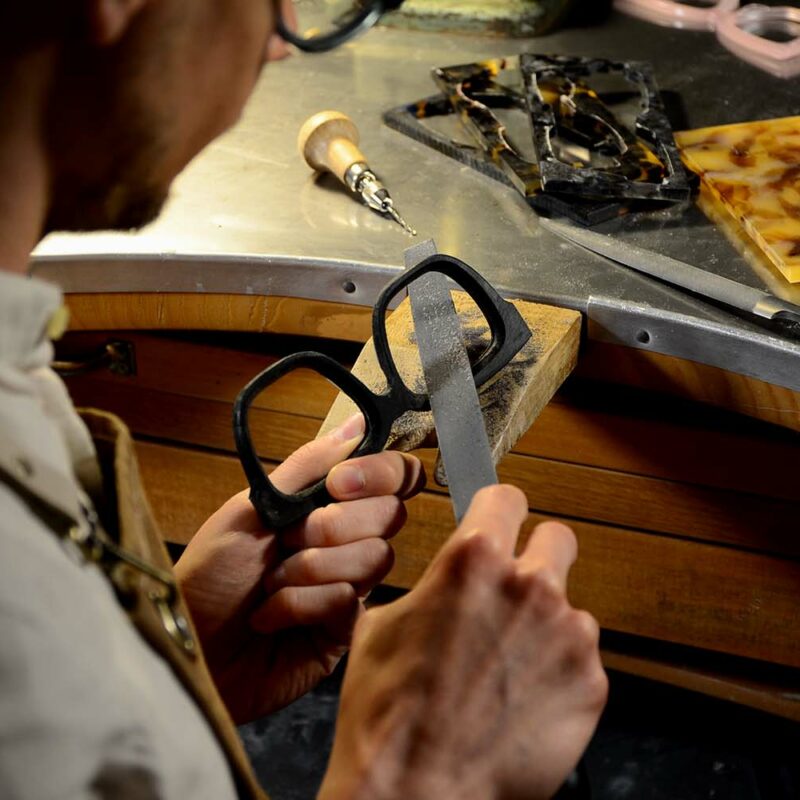 Occhiali Sartoriali sta realizzando occhiale su misura artigianale da vista e da sole personalizzabile online fatto a mano 100% made in Italy nel negozio a Padova